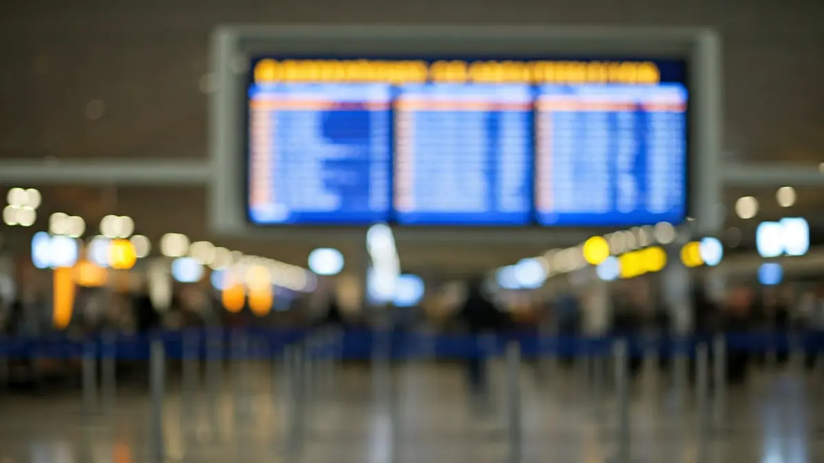 Irudi generikoa aireportu bateko irteera-paneleko ezeztapenak erakusten.