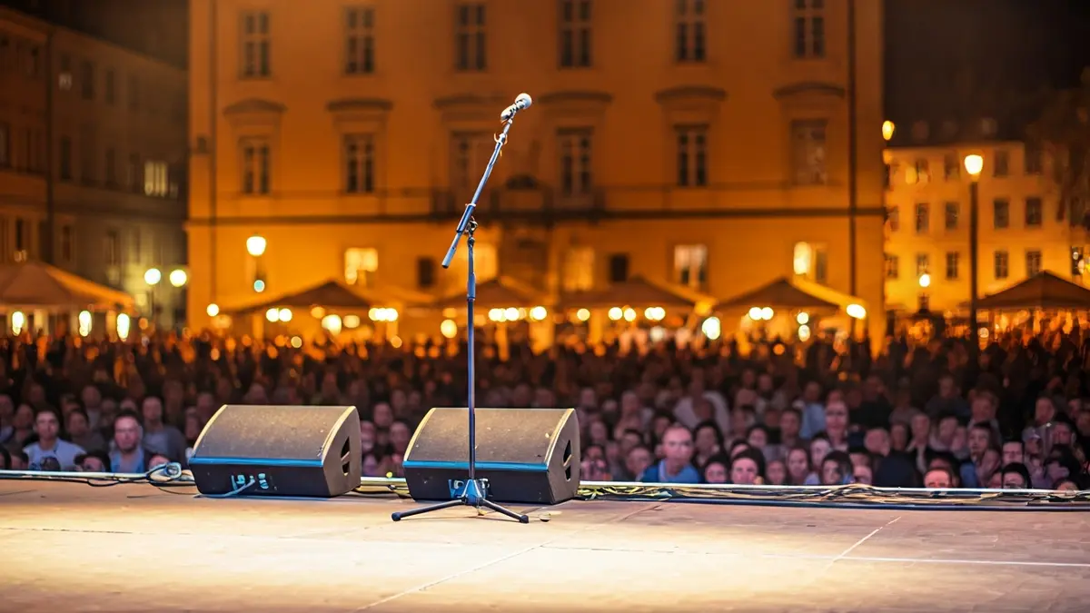 Irudi generikoa gaueko kontzertu eszenatoki huts batena, argi fokuak mikrofonoa argiztatzen.