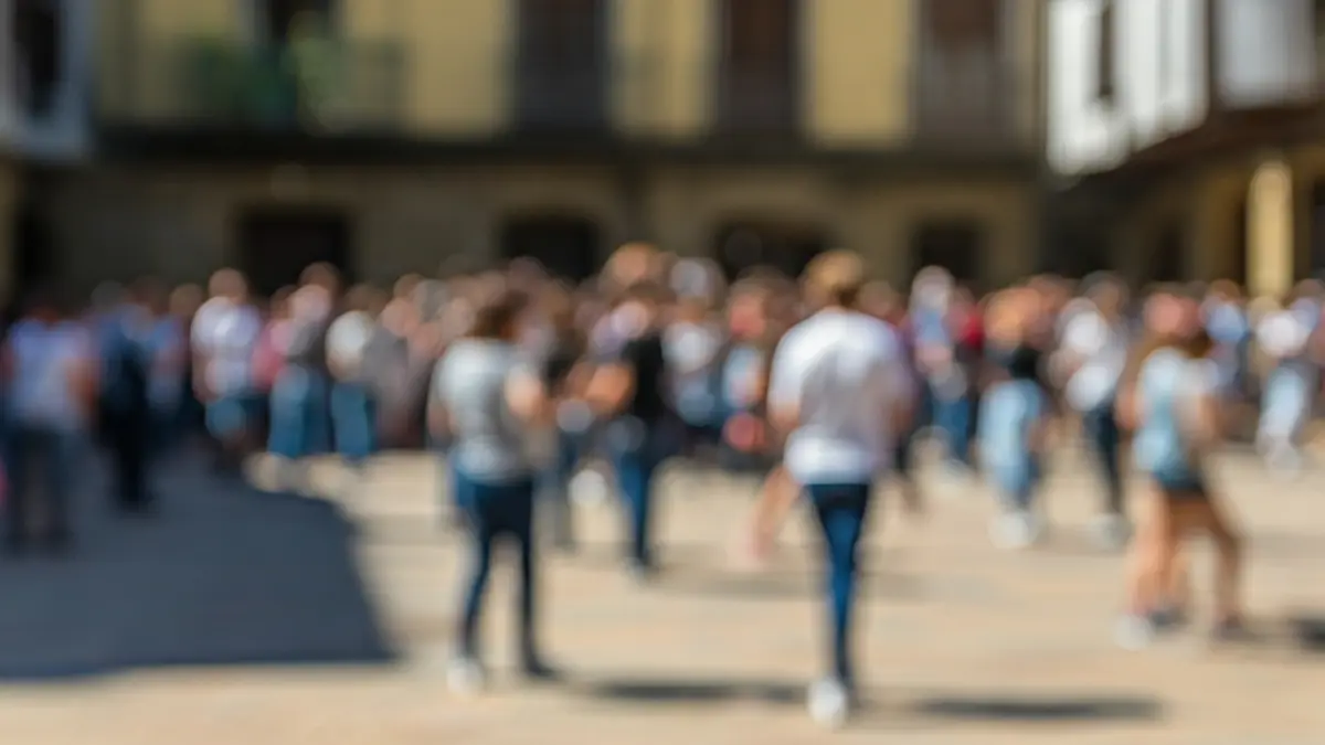 Jóvenes participando en actividades creativas en euskera en una plaza de Arrasate, ambiente vibrante y artístico.