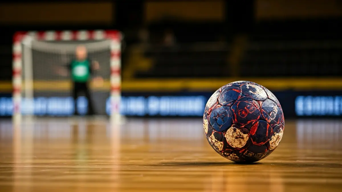 Irudi generikoa eskubaloi pista batean, baloia lurrean eta atea atzealdean.