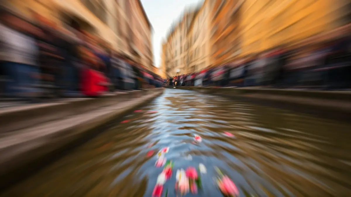 Irudi generikoa ijito kulturaren ospakizun baten sinbolismoarekin, loreak ibai batean.