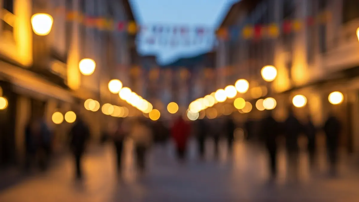 Irudi generikoa jai giroko kale baten Santurtzin, jendearekin eta argi koloretsuekin.
