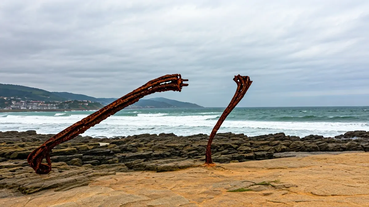 Mutrikuko Saturraraneko oroigarriaren irudi herdoildua, itsasertzean.