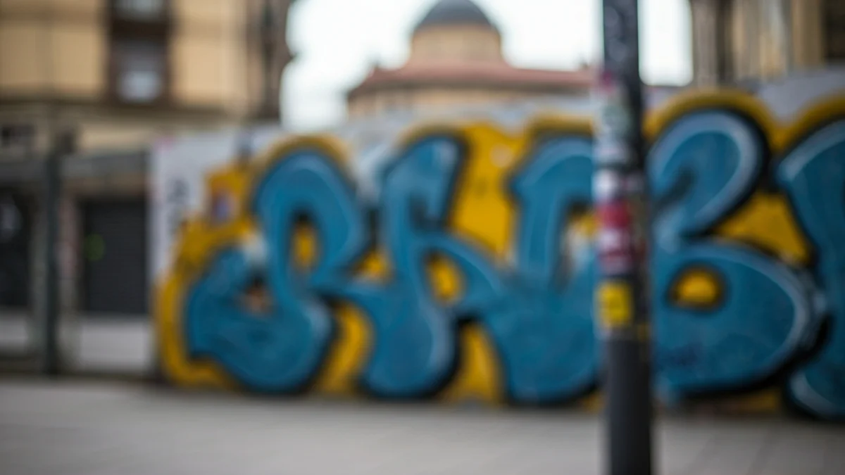 Irudi generikoa horma batean egindako pintaden, bandalismoa iradokitzen duena.