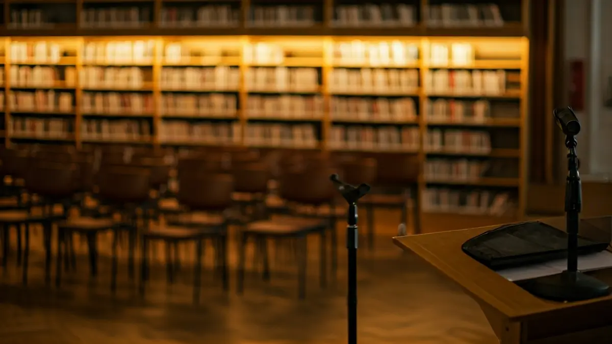 Irudi generikoa liburutegi baten barrualdeko mikrofono batena, irakurketa giro atseginean.