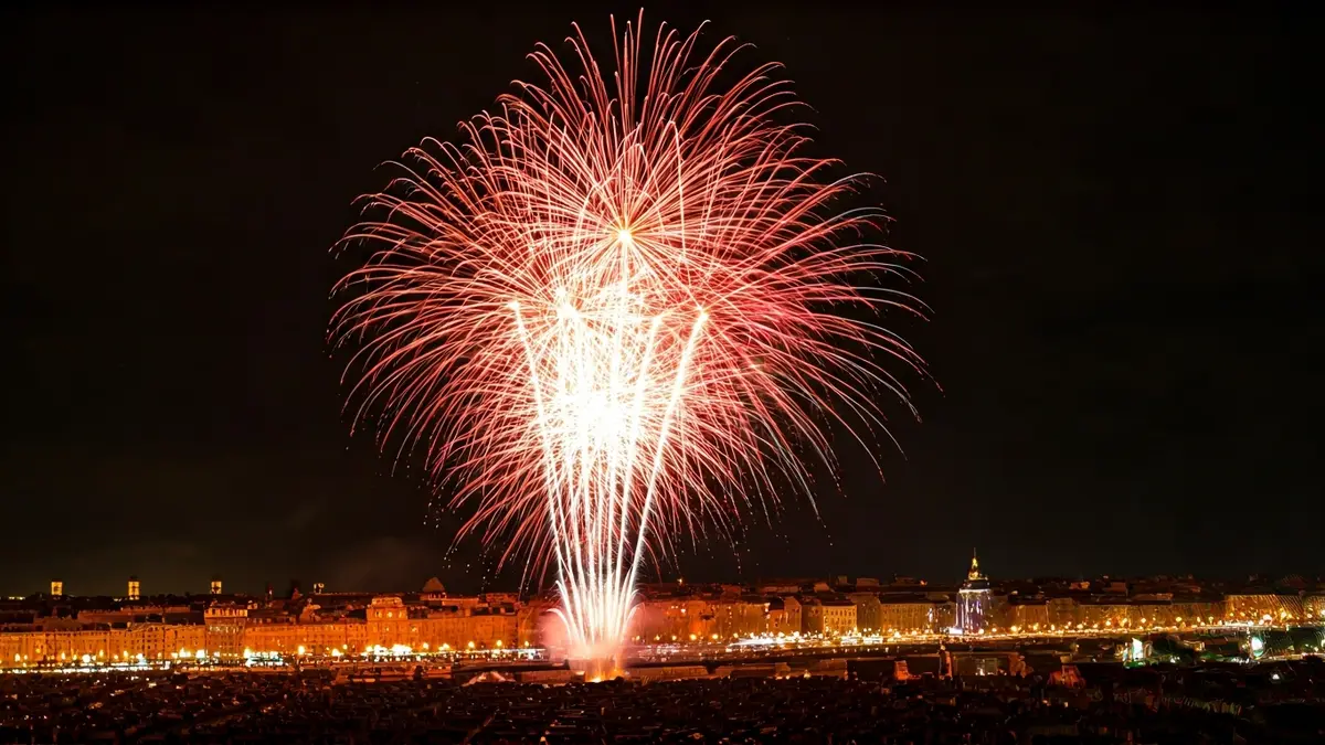 Imagen genérica de fuegos artificiales explotando en el cielo nocturno.