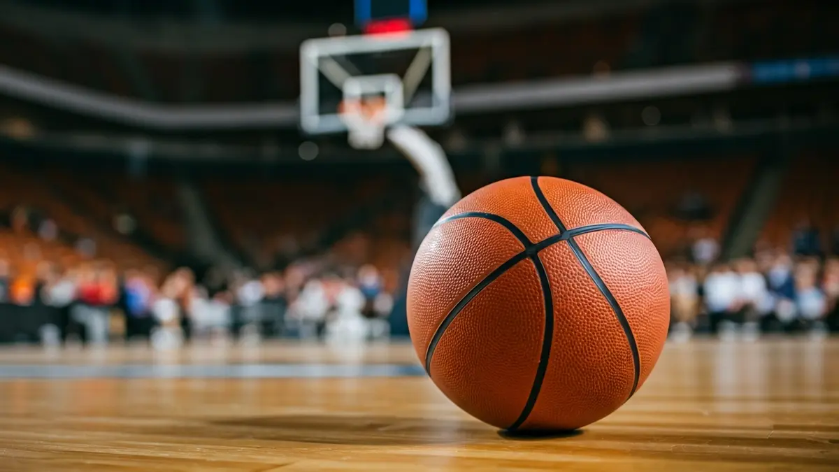 Imagen genérica de un balón de baloncesto en una cancha de madera.