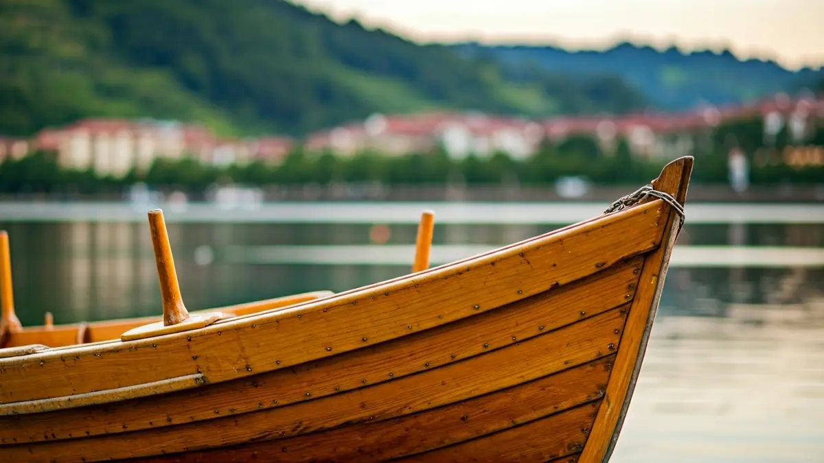 Irudi generikoa batela tradizional baten ibai ertzean, Euskadiko paisaian.