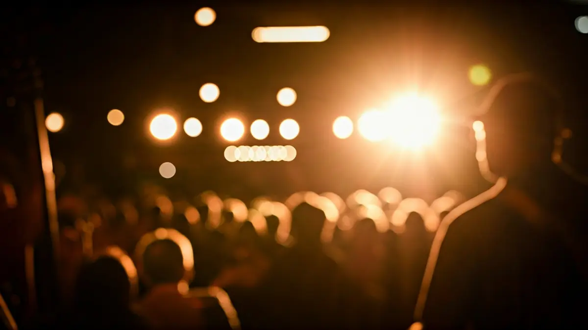 Irudi generikoa rock kontzertu baten eszenatokiaren, instrumentuak eta argiak nabarmenduz.