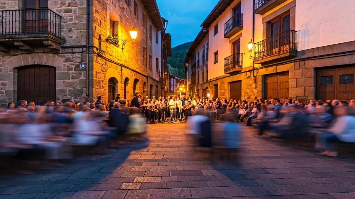 Irudi generikoa Tolosako kalean musika jaialdi batean jendea gozatzen.