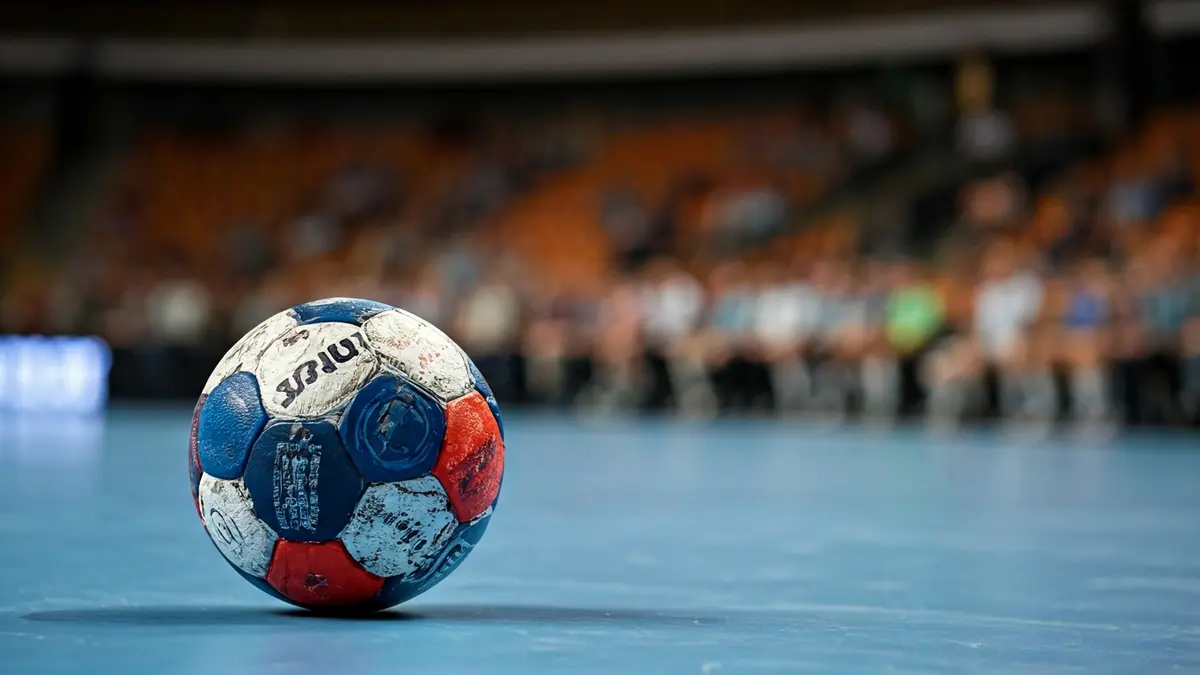 Irudi generikoa eskubaloi pilota bat kantxan, atzealde lausoan kirol aretoa.