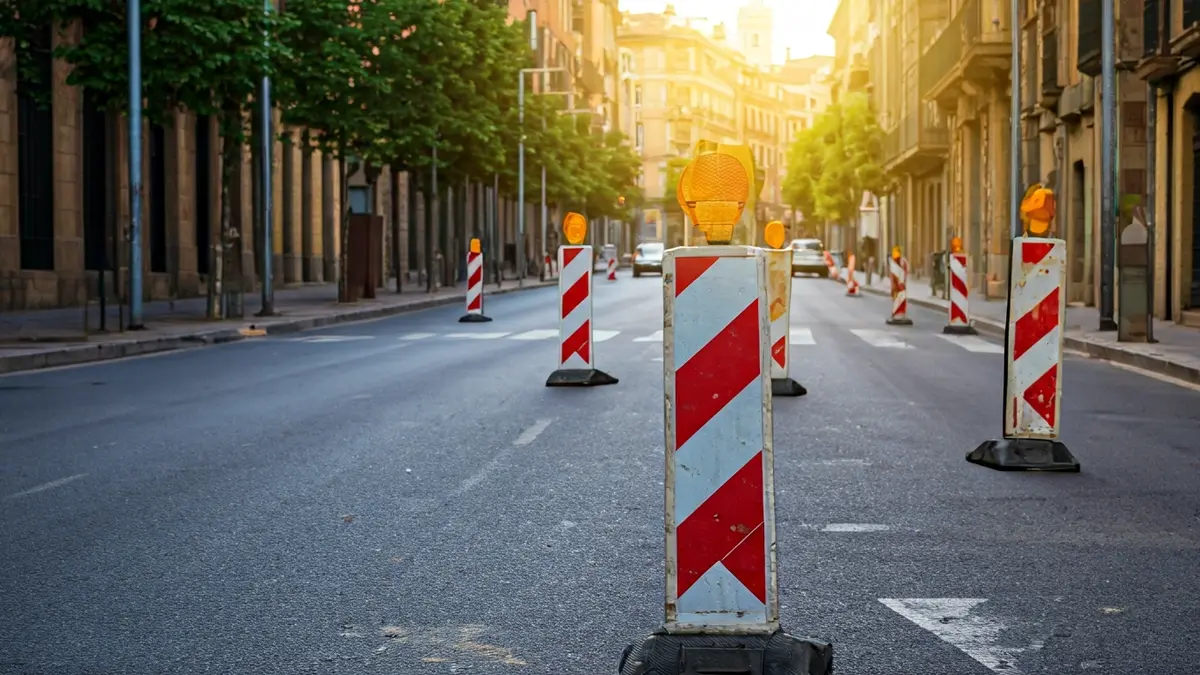 Gasteizko kale bateko irudi generikoa, obrak direla eta trafiko-seinaleekin.