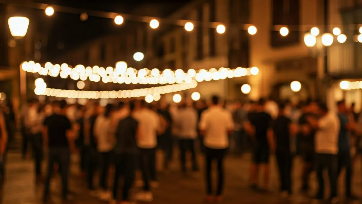 Irudi generikoa Usurbilgo Garagardo Azokako giro bizia erakusten duena, jendea eta argiak atzealdean.