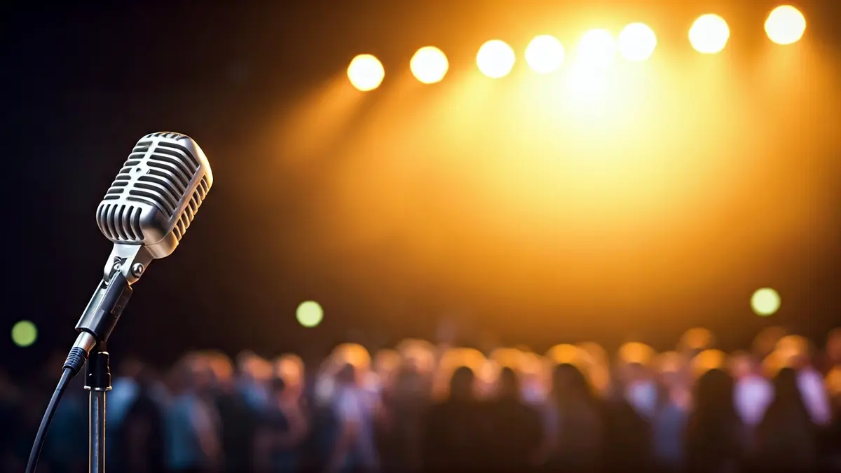 Irudi generikoa mikrofono baten eszenatoki batean, kontzertu giroa iradokitzen duena.