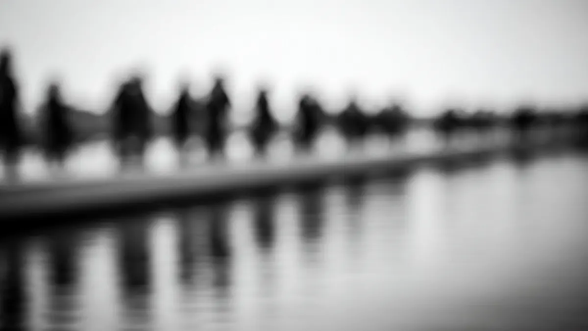 Irudi generikoa Bidasoa ibaiaren mugako argazki erakusketa baten irudia, pertsonen migrazio-ibilbideak irudikatzen dituena.