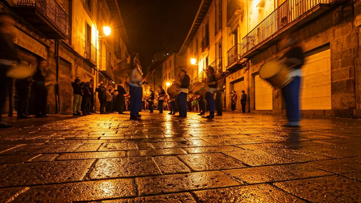 Tamborrada de las fiestas de San Telmo en Zumaia por la noche, a pesar de la lluvia.