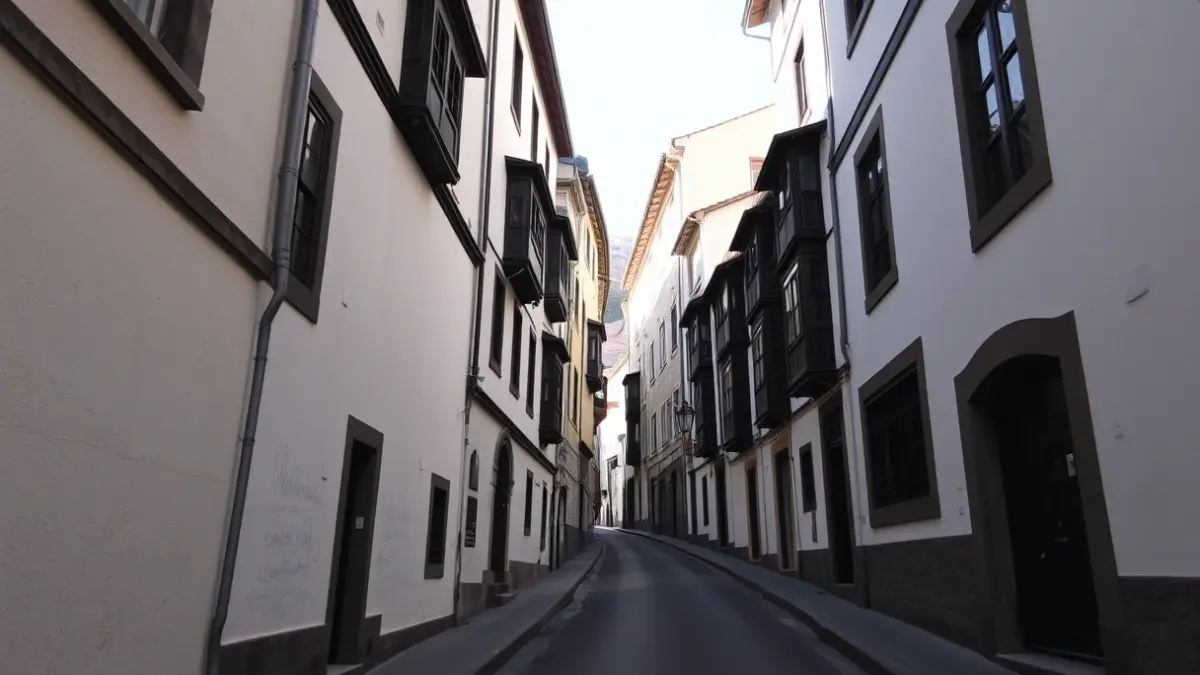 Imagen genérica de una calle estrecha y sinuosa en un barrio histórico de Bilbao, con arquitectura vasca tradicional.
