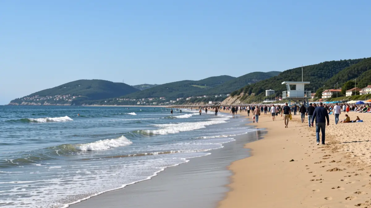 Generic image of a Bizkaia beach with a lifeguard tower.