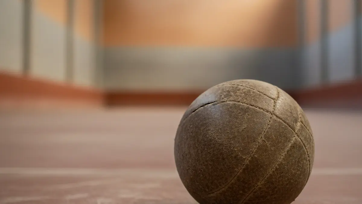 Imagen genérica: una pelota de cuero en un frontón