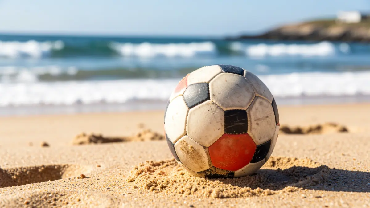 Pelota de balonmano sobre la arena de la playa.