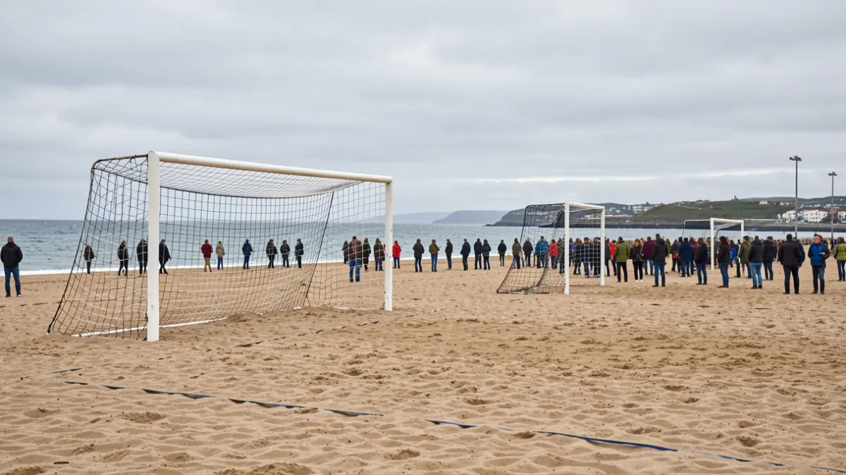 Getariako hondartzako futbol zelaia, ateak eta harearekin. Zerua estalia dago eta itsasoa ikusgai dago atzealdean.