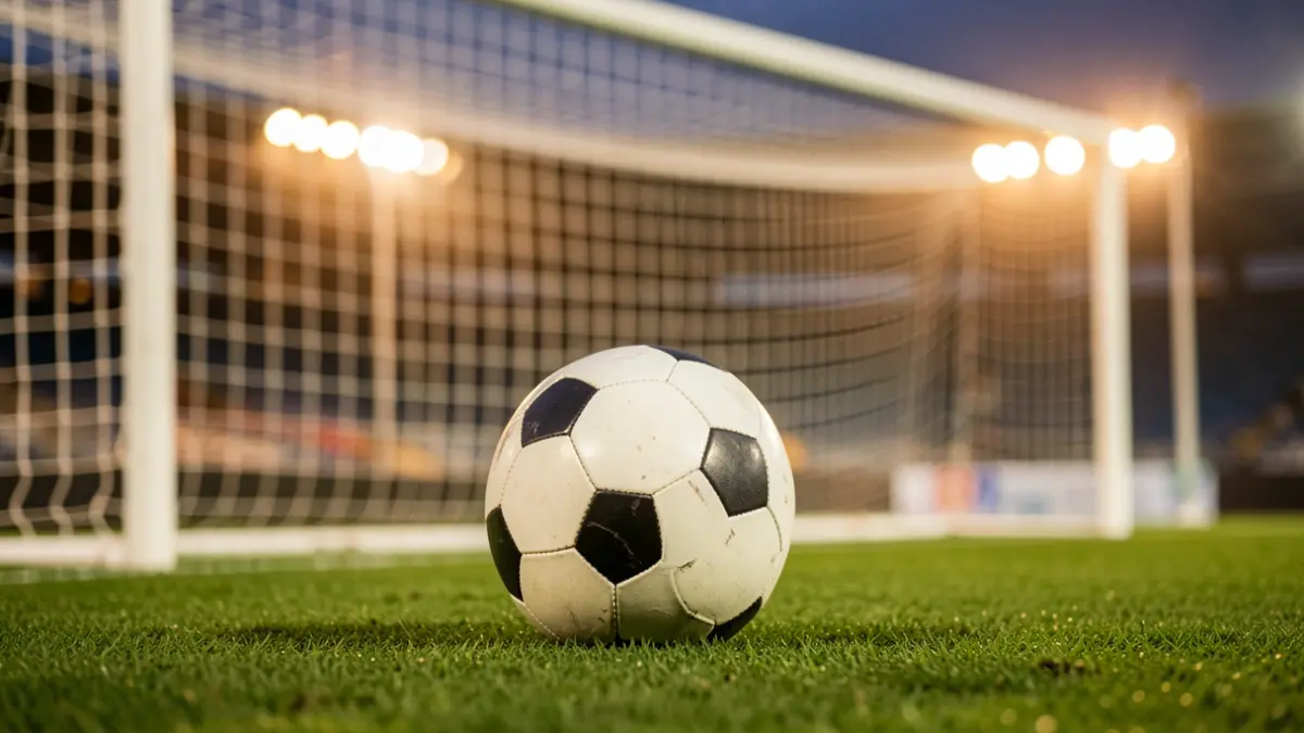 Futbol zelaiaren ikuspegia, pilota eta atea lausotuta.