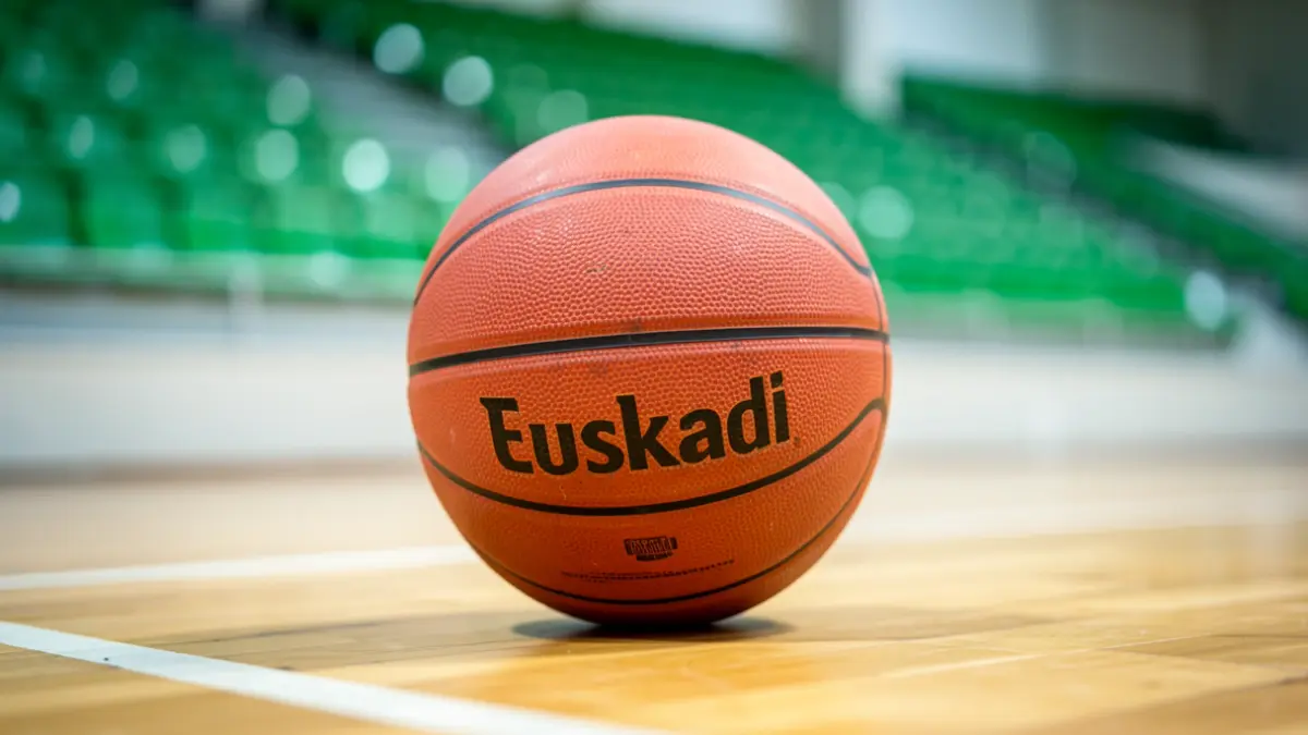 Saskibaloi pilota pista batean.