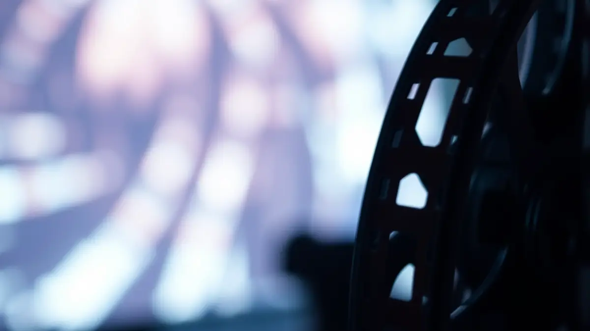 Imagen genérica de un detalle de una bobina de cine con un fondo difuminado.