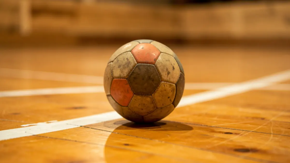 Imagen genérica: una pelota en el suelo de madera de un frontón.