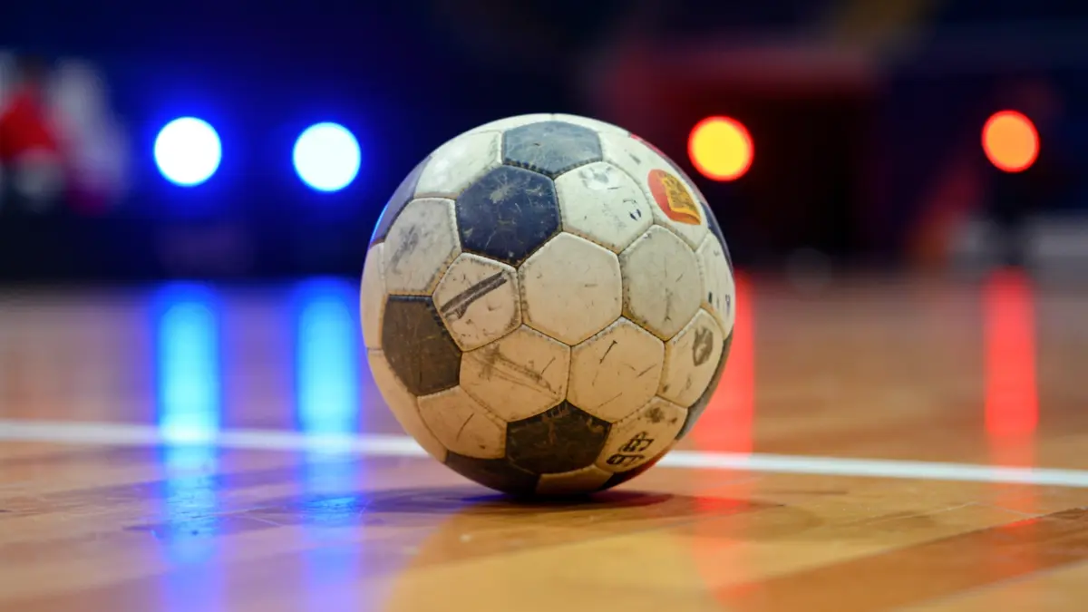 Imagen genérica de un balón de balonmano y luces de emergencia.