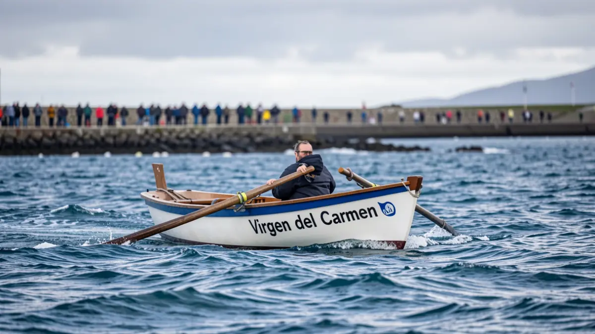 Imagen de la embarcación de remo 'Virgen del Carmen' navegando en aguas agitadas, con la costa de Mutriku difuminada al fondo.