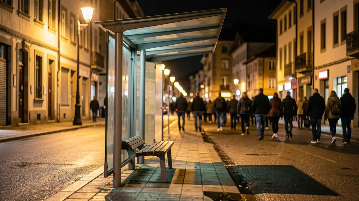 Autobus geltoki huts bat gauez, kale-argien argiarekin.