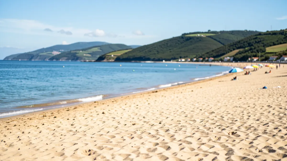 Generic image of a sunny, mostly empty beach in Euskadi.
