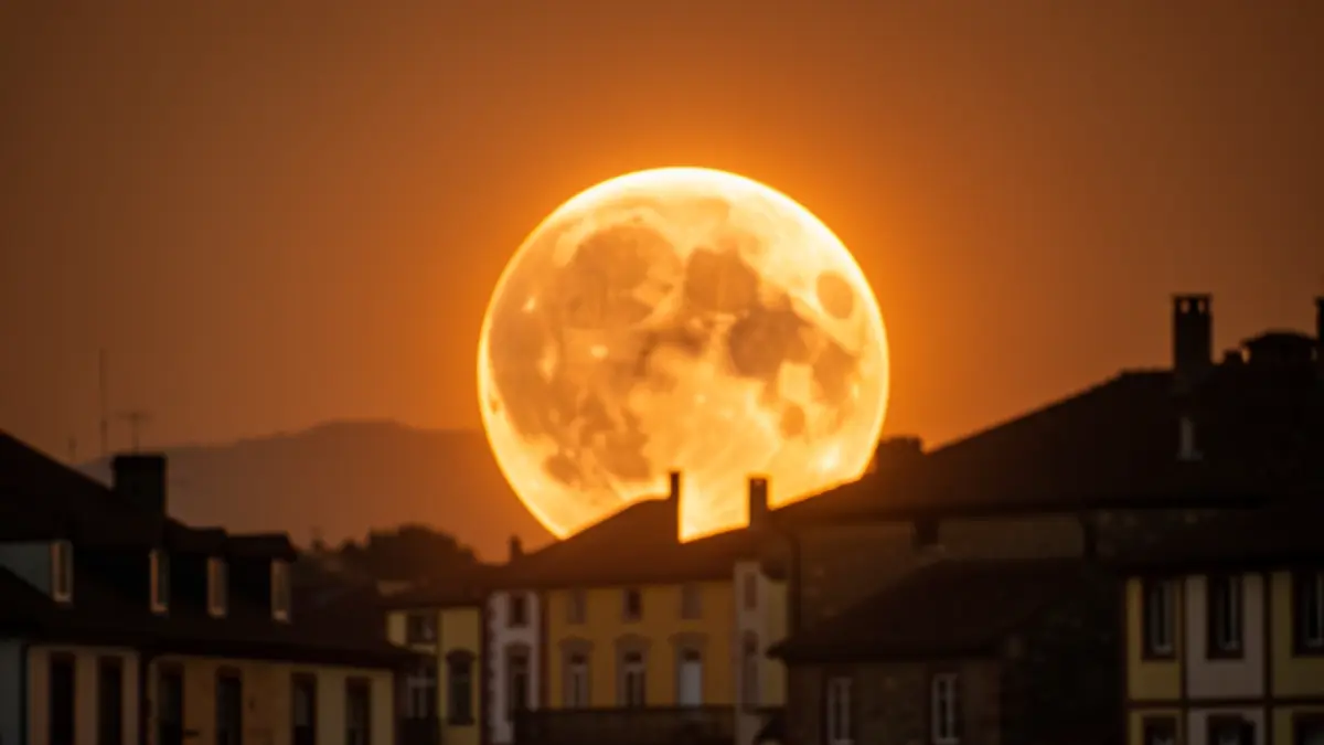 Representación estilizada de un eclipse solar con la luna cubriendo parcialmente el sol, con toques de arquitectura tradicional vasca al fondo.