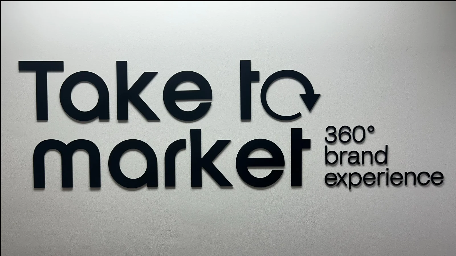Take To Market S.L. komunikazio eta komunikabide agentziaren logotipo korporatiboa.