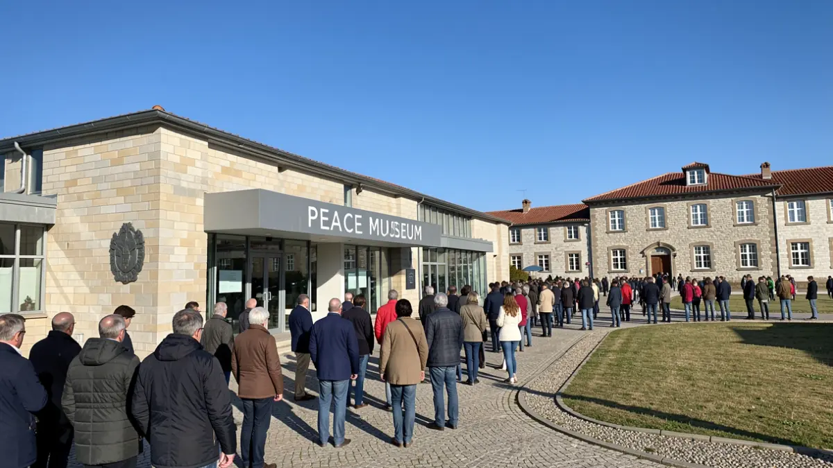 Bakearen Museoaren kanpoaldeko ikuspegia Gernika-Lumon, Euskal Herrian, zeru urdin argiarekin eta atzealdean euskal arkitektura tradizionala ikusgai.