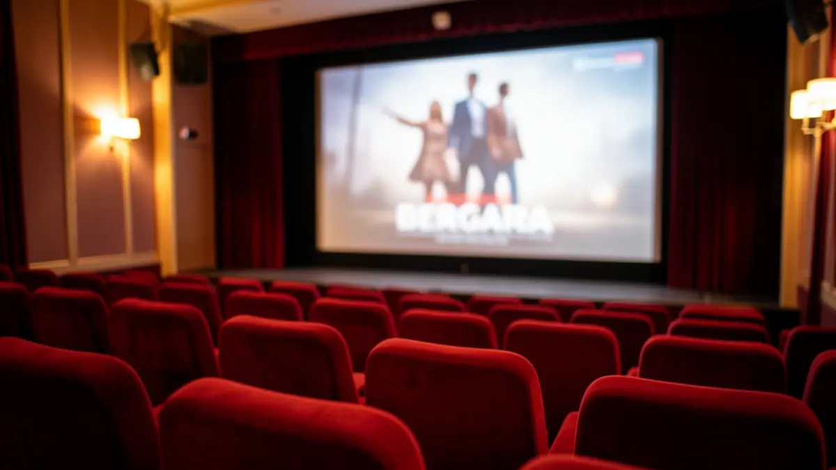 Interior de la sala de cine del Seminarixo, con asientos rojos y un cartel de película borroso en la pantalla.