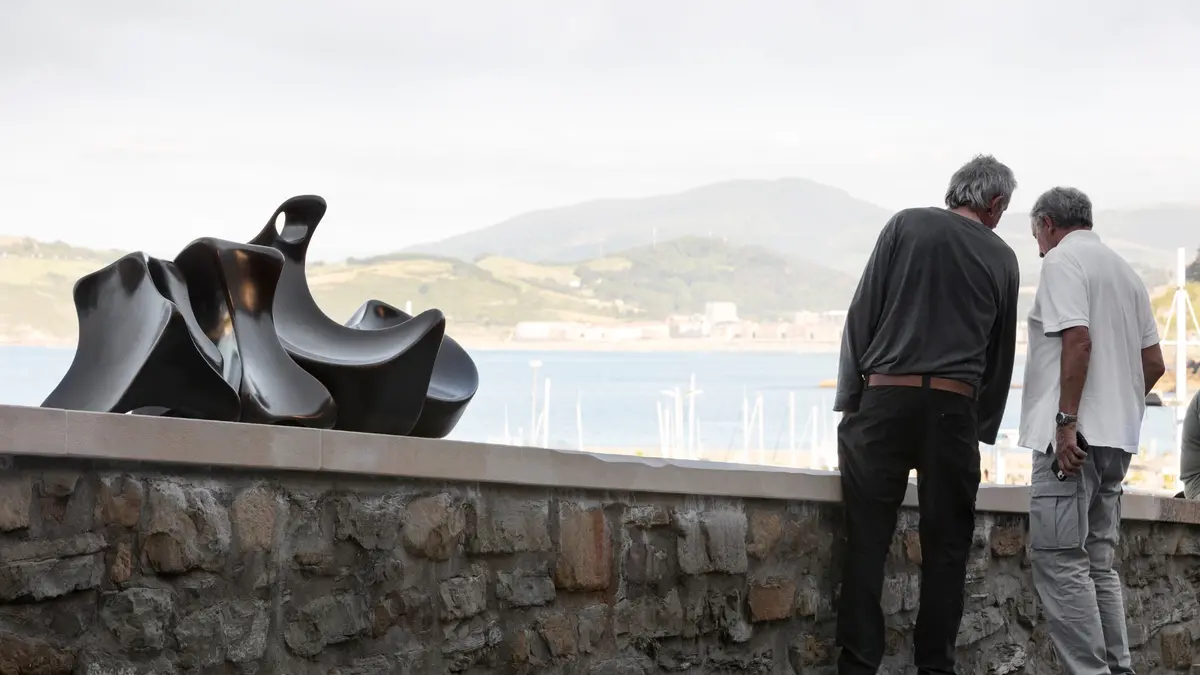 Escultura de Santos Bregaña en el muro de Artzape, Getaria.