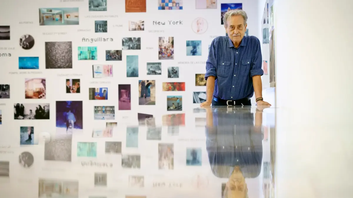 El artista Pedro Cano en la exposición 'Cuadernos de viaje', en la sala Oteiza del Bizkaia Aretoa. Foto: EHU